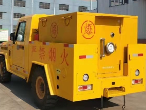 富拉尔基凯龙爆破器材运输车：保障爆破任务的安全运行