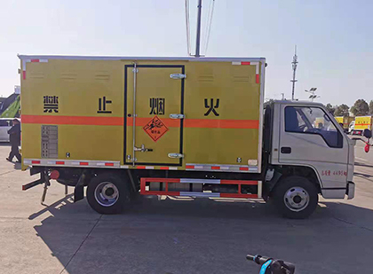 富拉尔基爆破器材运输车技术升级与安全合规新趋势
